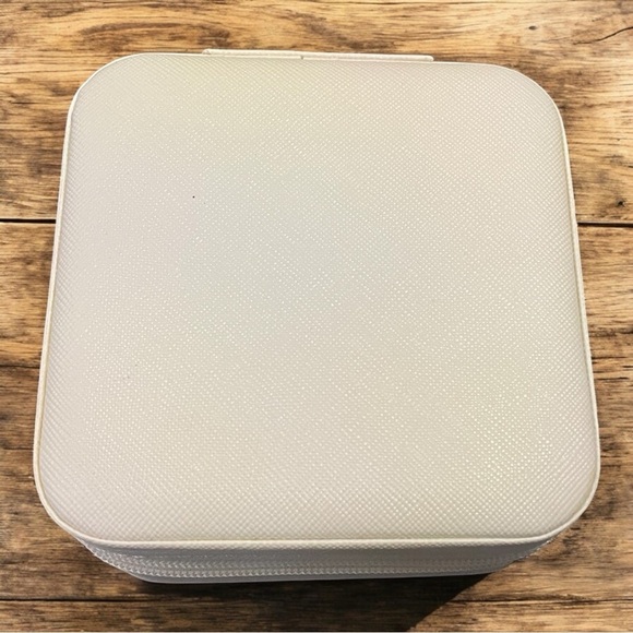 Travel Cream Jewelry Organizer Case - Picture 2 of 3